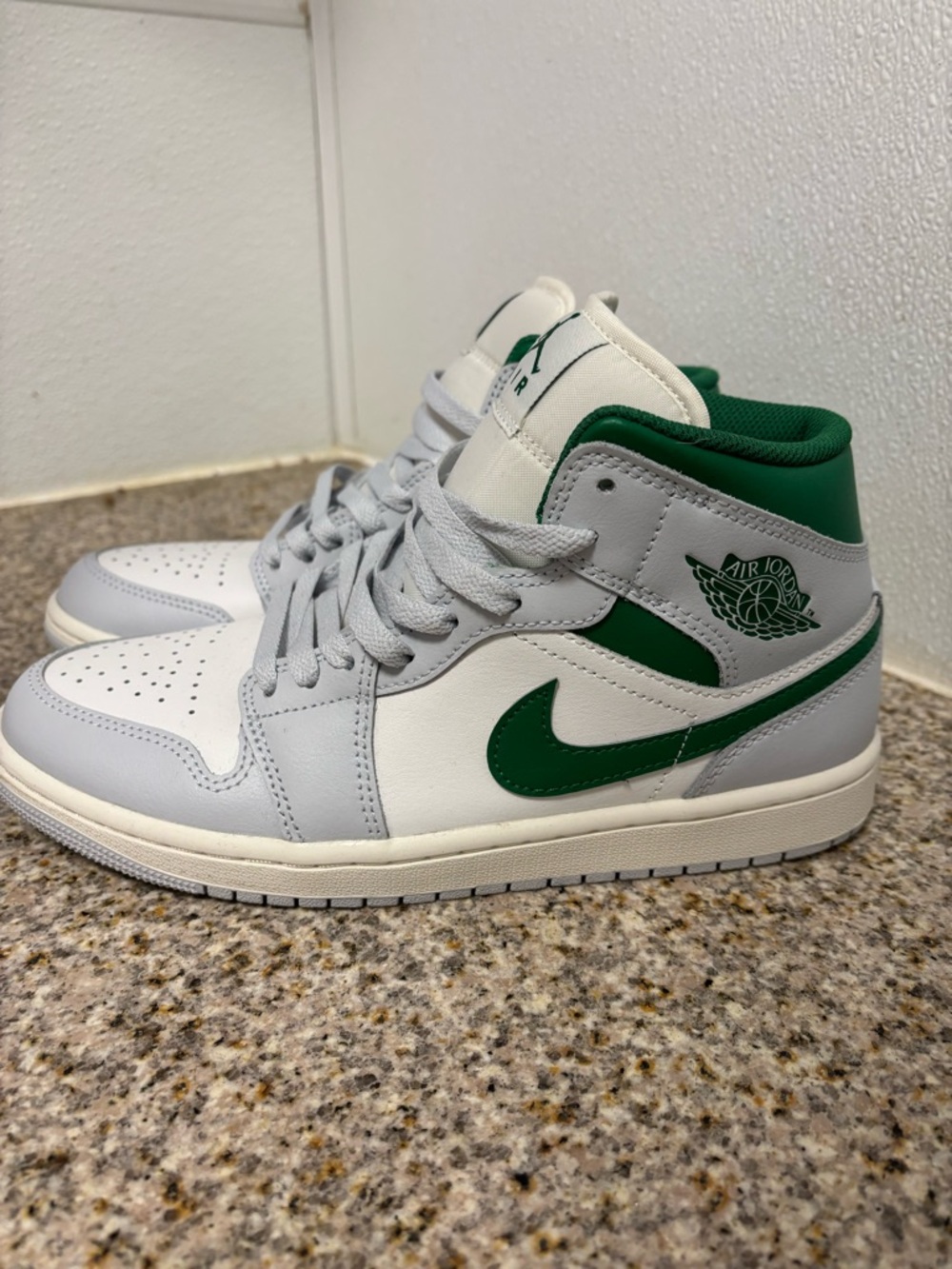 Nike White & Green Low-Top Sneaker
